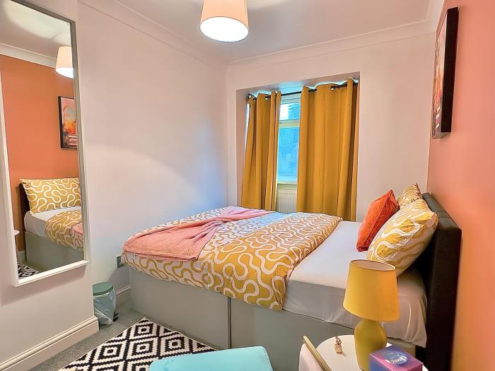 Zayd - Cozy Garden, Gunwharf Quays, Portsmouth Harbour Train Station, Close parking, Sleeps 1-8 Comfortably