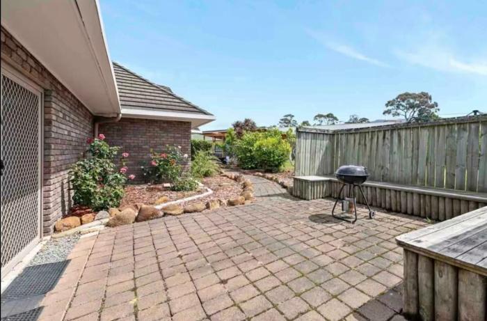 Modern retreat- private entrance - free parking