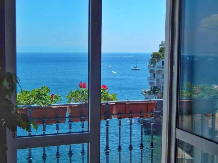 Casa Parthenope, a window on the sea