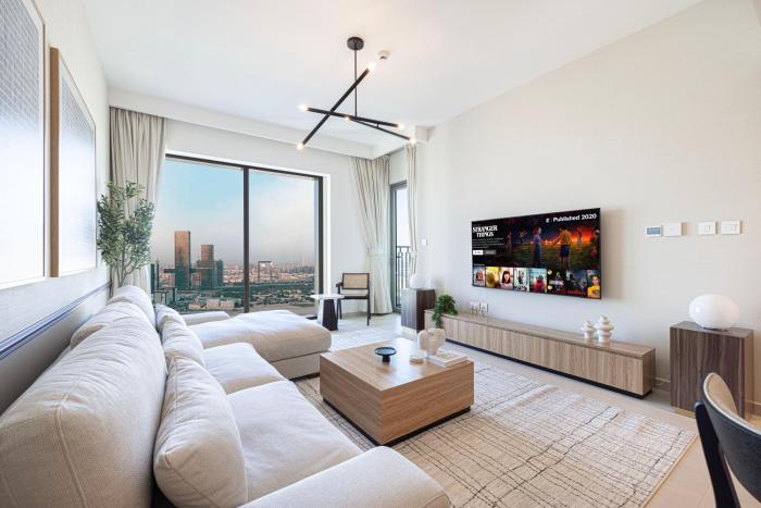 Downtown Chic 2 Bedroom Apartment I Dubai Mall Access I Views of Burj Khalifa from Pool I Free Parking, Gym, Pool & Wi-Fi I by Meerak