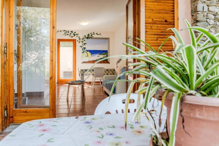 Bright Apt near La Pelosa beach, WiFi & parking!