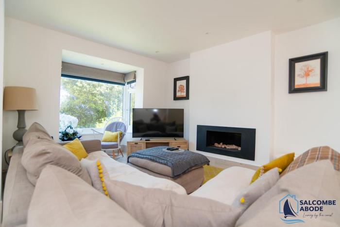 Stylish Coastal Living - Prime Location, Garden and Parking