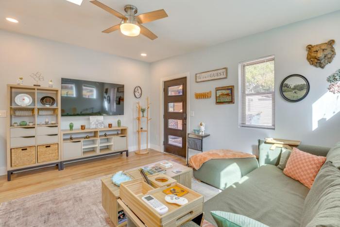 4 Mi to Downtown Phoenix WFH-Friendly Apartment