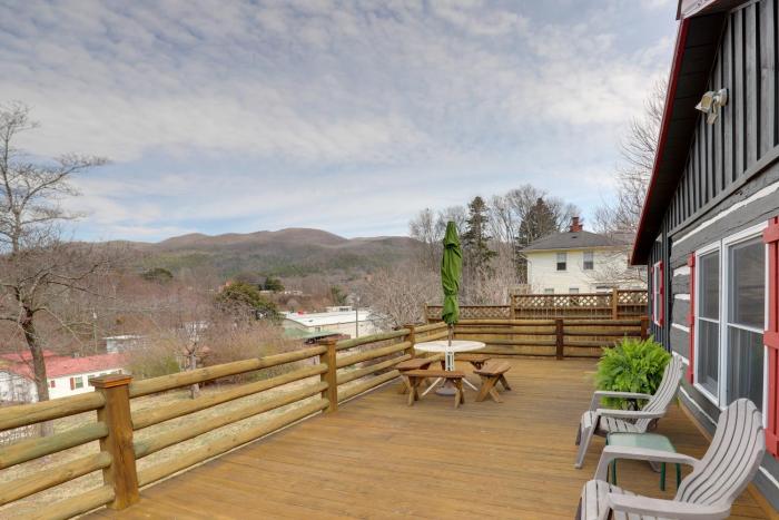 Scenic Hot Springs Retreat Near Appalachian Trail!