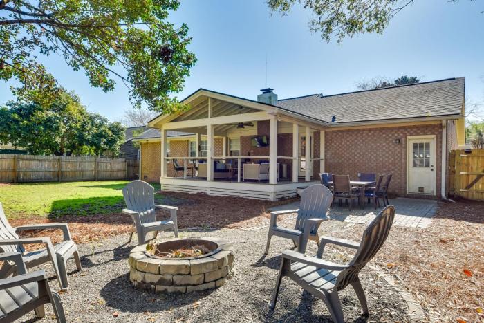 3 Mi to Beach Coastal Escape in Mount Pleasant