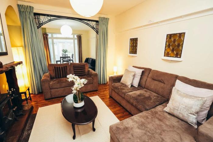 4BR Family Home, Self Check In, Parking, By DerBnB