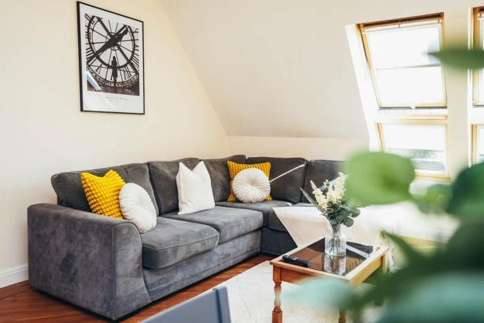 Penthouse 2BR Apt, Self Check In, Gated Parking, By DerBnB