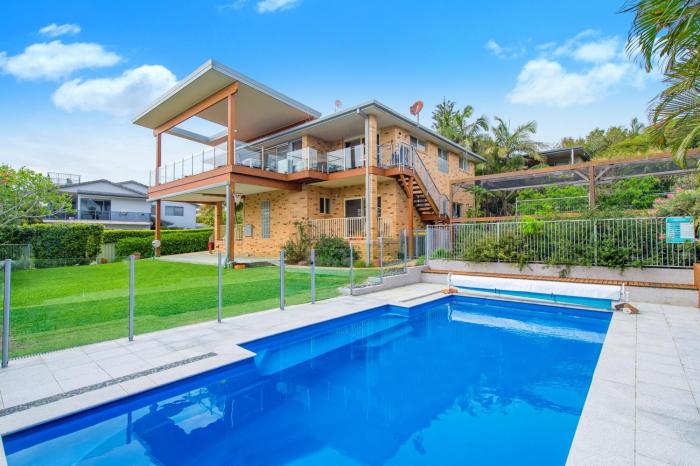 Sea-Eagle Sanctuary - views, pool, stroll to beach