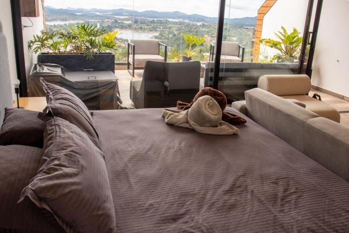 Luxury Guatapé Loft with Starlink WiFi & Jacuzzi