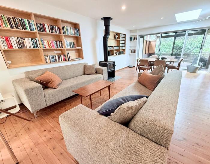 Lovely Beach House only 400m WALK to BEACH