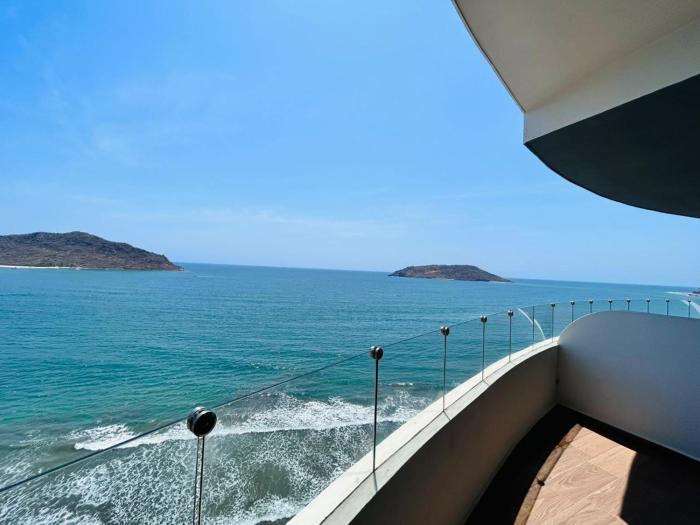 depa vista al atardecer y a pie de playa by G P S rentas