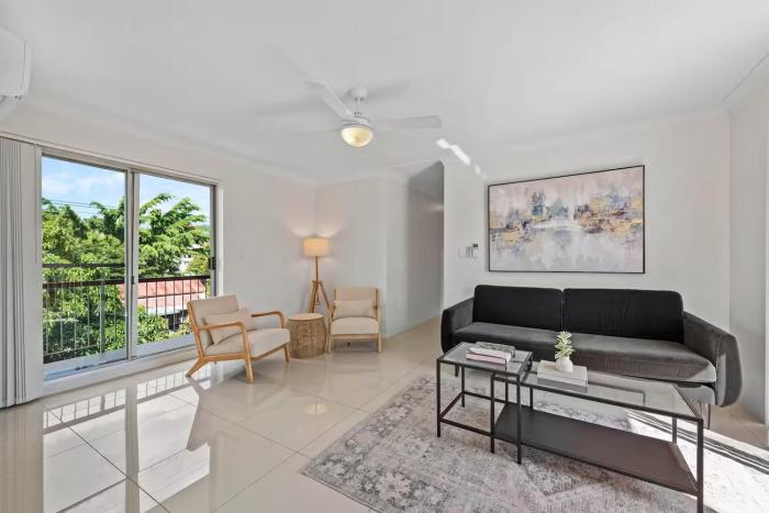 Lovely 3BRM Apt near Gabba with Free Parking & WiFi