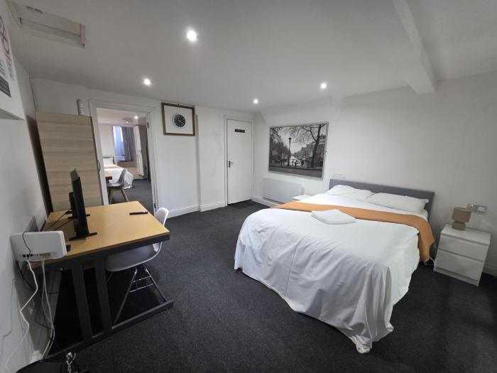 Spacious 3-Bedroom Apartment Near Stratford, 1 Minute From Train Station