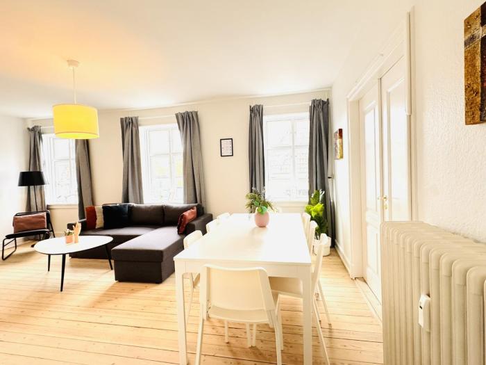 aday - Pedestrian Beautiful 4 bedroom Apartment