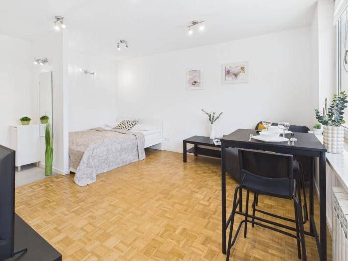 Comfortable Studio Close to Metro Station by Noclegi Renters