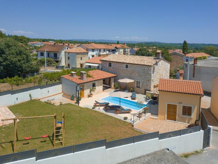 Villa Tonin for 6 people near Pula with jacuzzi & children playground