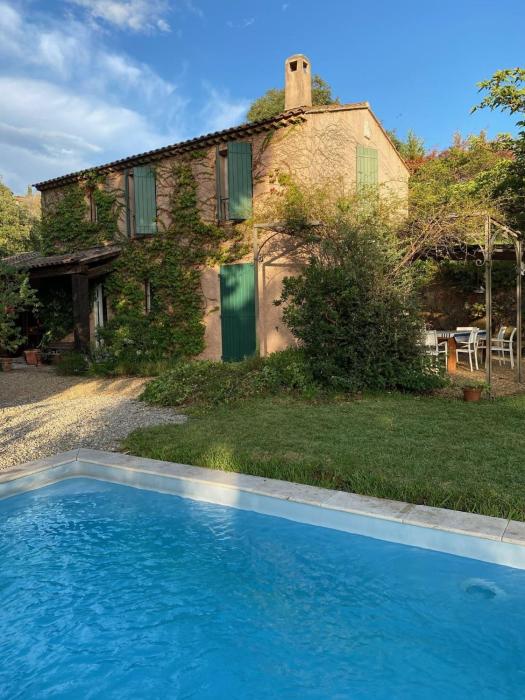 Les Arbousiers - villa climatisée avec piscine, au calme