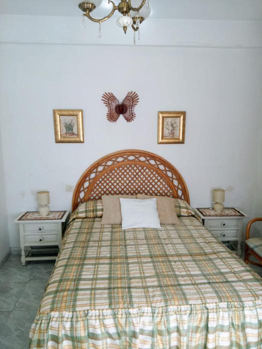 Piso bajo de 3 habitaciones y un baño SIN cocina