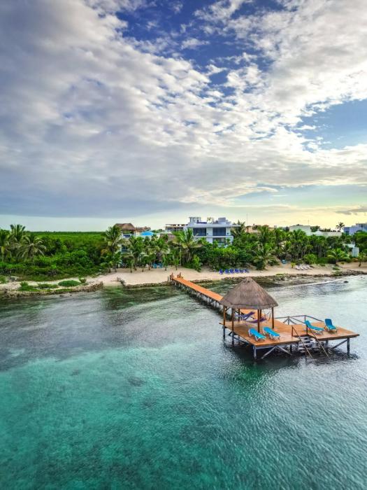 Gorgeous Oceanfront Villa with Private Pool and Dock