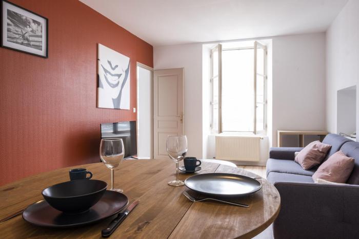 Gîte Terracotta de Segré ? cuisine ? chambre (lit queen size) ? salon