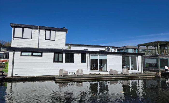 HouseBoat the New Lake - Nieuwe Meer