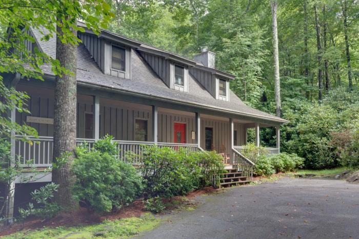 Creekside Family Retreat by Waterfalls and Hiking!