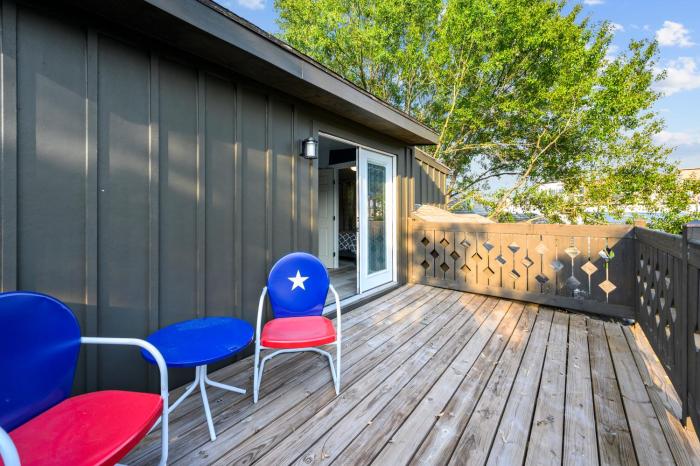 Cozy & Spacious Montrose Retreat with 3BR Near Houston Attractions