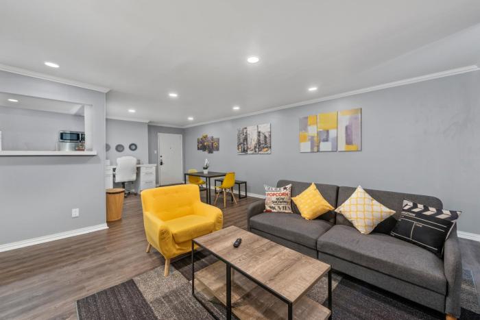 Stylish 2-Bedroom Apartment Near Toyota Center and Med Center