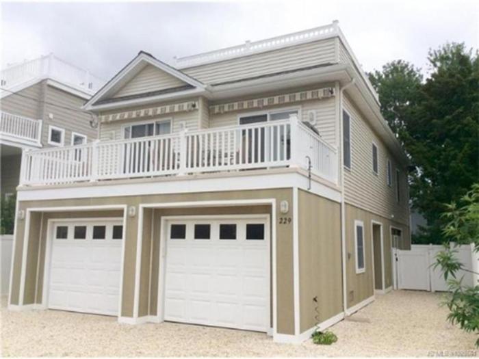 Single Family Ship Bottom Wifi Beach Badges Decks Air Conditioning Granite Countertops Recently Renovate Single Family House In Ship Bottom