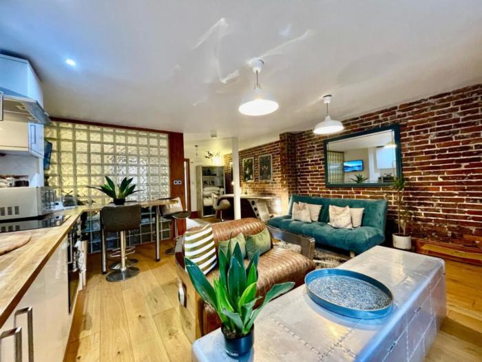 By The Beach Large Central Stylish Studio for 4 Guests