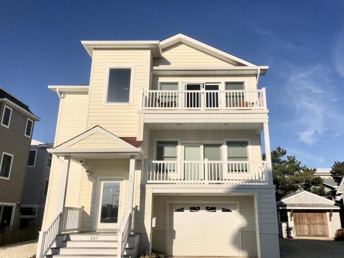 Single Family Ocean Block Wifi Beach Badges Washer And Dryer Private Yardspray Beach Ocean Block Contemporary 2Nd Off The Beach Close To