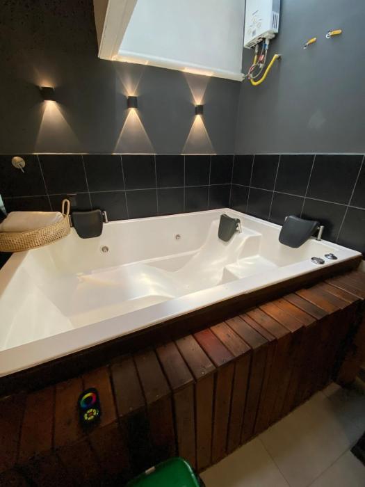 2BR House Jacuzzi & AC in Poblado Manila