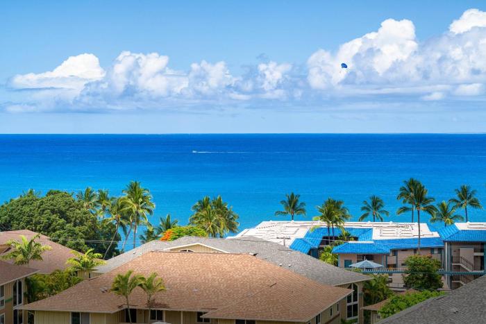 Kailua Village 2BR with AC, Pool and Parking, Walk to Oceanfront