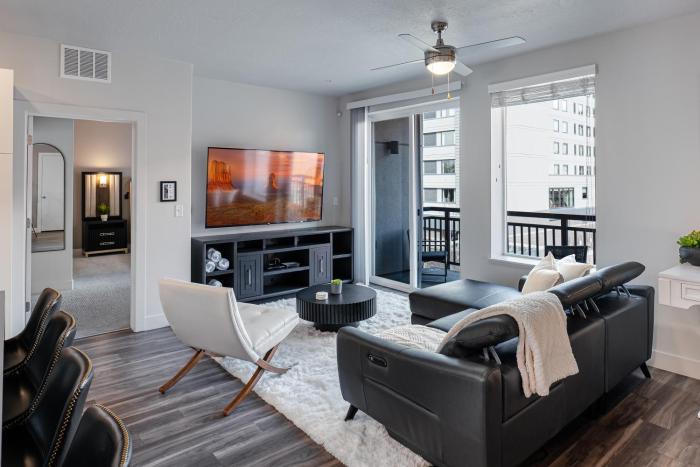 Convention Ctr Style-2BR Pool,Hot Tub,Gym,Theatre