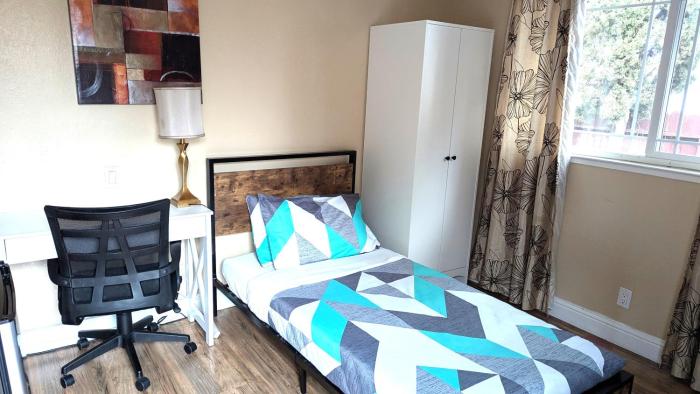 NARVAEZ COZY room with a private bathroom and private entrance