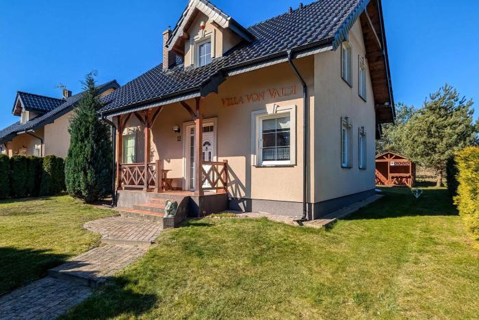 Villa von Valdi with 3 Bedrooms, Sauna & Garden in Chłapowo by Noclegi Renters