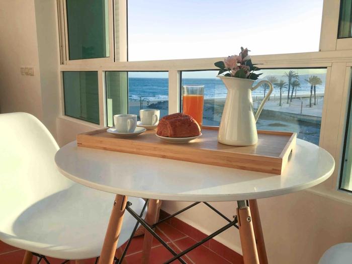 Cozy apartment with sea view and free parking