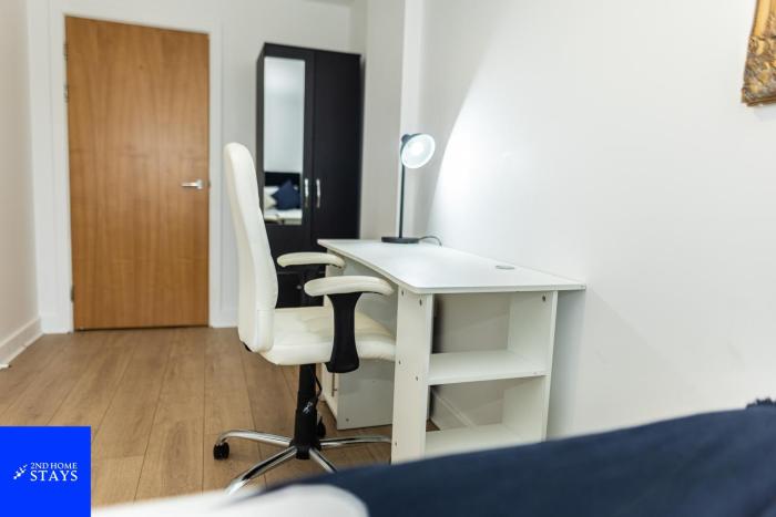 2-Bed Apt Sleeps 6 with Free Parking