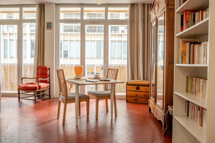 Escapade entre ville et mer, terrasse ensoleillée