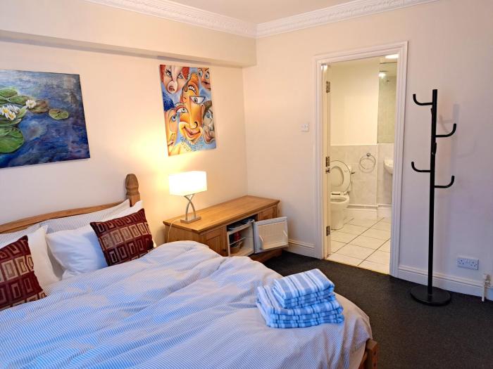 Double room with private bathroom in Flat London centre