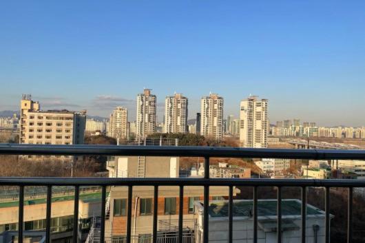 Male-only single room in Seoul, quiet, convenient access to anywhere in Seoul, great view, good value, shared kitchen, randomly assigned