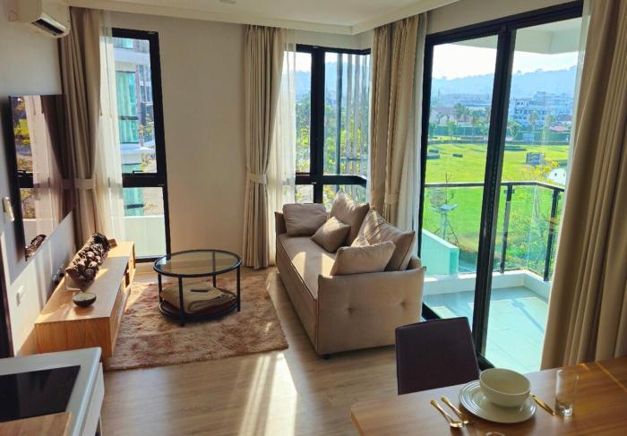 Stylish Apartment with Workspace 10 Minutes from the Beach for min 30 Day Stays