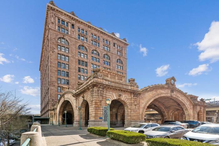 Placemakr Downtown Pittsburgh at The Pennsylvanian