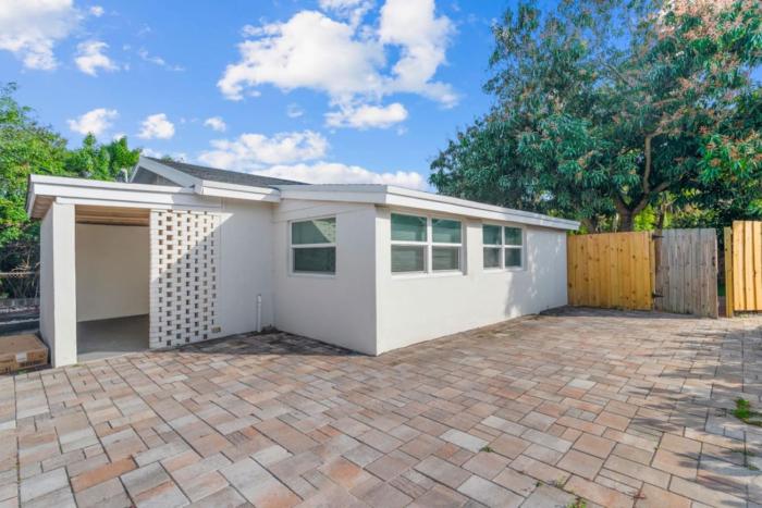 Charming 2 Bed 1 Bath Cottage in WPB