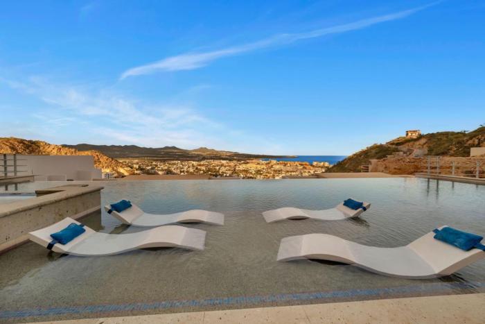 Ocean View 2 Infinity Pools Pedregal 3 King bed