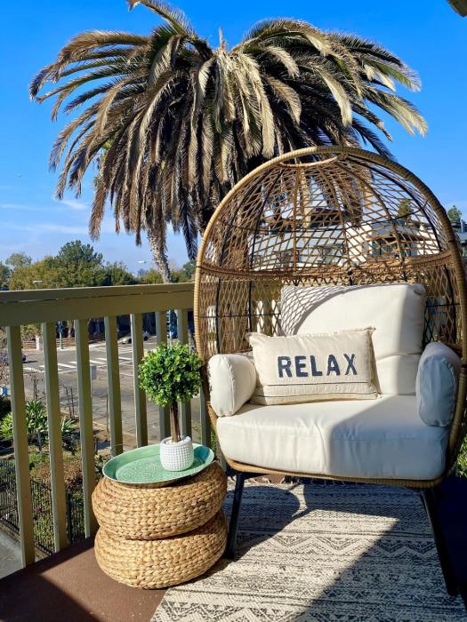 Bright & Quiet 1-Bed Condo with Balcony