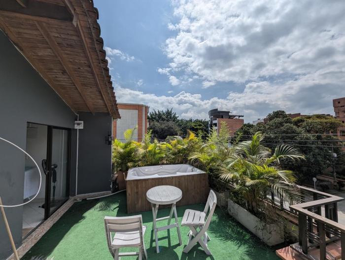 Amplio Apto con Jacuzzy Terraza 2B 4hab Laureles