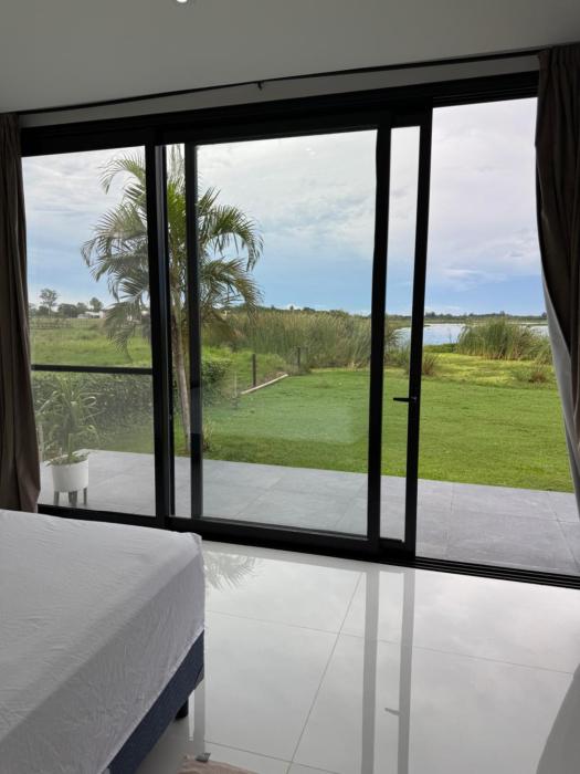 Casa con Piscina sobre Laguna Brava - Tranquilidad y Naturaleza en Barrio Privado