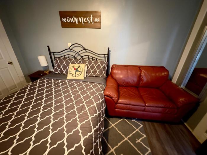 Zen Haven 4- Close to Downtown Indianapolis- Private Studio with Queen Bed