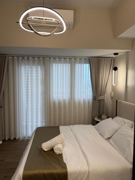 New 1BR Condo Near Venice Canal & BGC with Balcony - 7e